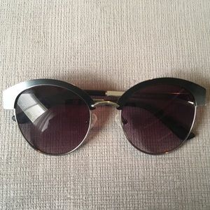 Guess women’s sunglasses